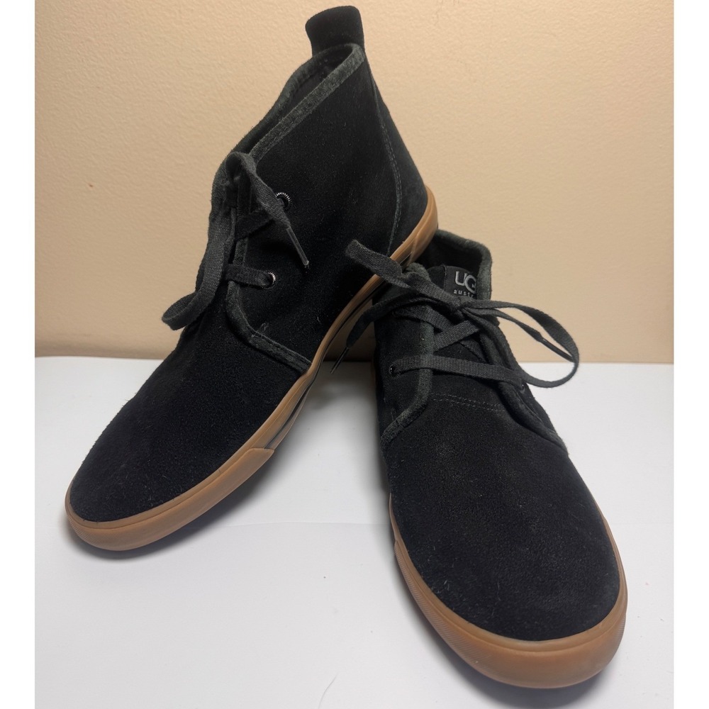 UGG Australia 3304 Black Suede Chukkas Gum Sole Mens 6 Womens 8 Boots‎